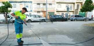 Aira intensifica la limpieza en San Rafael y recuerda el coste de los chicles tirados en la calle