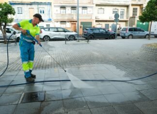 Aira intensifica la limpieza en San Rafael y recuerda el coste de los chicles tirados en la calle