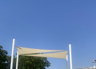 Comienza la instalación de los primeros toldos en la calle Silos