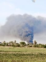 Un incendio en la planta de reciclado Montemarta provoca una gran columna de humo negro