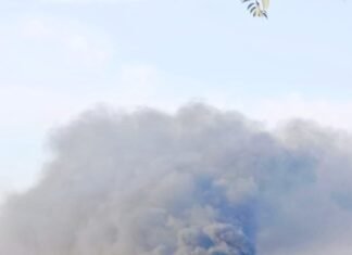 Un incendio en la planta de reciclado Montemarta provoca una gran columna de humo negro