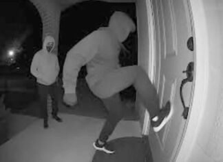 Patean puertas de madrugada, el peligroso reto viral que ha llegado a Alcalá