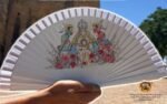 La Virgen del Águila inspira un abanico solidario cuya recaudación se destinará a su manto La Virgen del Águila inspira un abanico solidario cuya recaudación se destinará a su manto