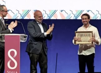 Triana premia la labor artística del alcalareño Jesús Alcarazo