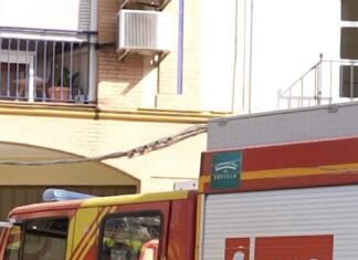 Un cargador, posible origen del incendio que desalojó un bloque entero y dejó una mujer muy grave