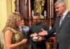La Parlamentaria Sandra González ofrenda su medalla de Diputada a la Virgen del Aguila