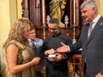 La Parlamentaria Sandra González ofrenda su medalla de Diputada a la Virgen del Aguila La Parlamentaria Sandra González ofrenda su medalla de Diputada a la Virgen del Aguila