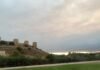 El humo del incendio de Niebla tiñe de gris el cielo de Alcalá de Guadaíra