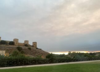 El humo del incendio de Niebla tiñe de gris el cielo de Alcalá de Guadaíra