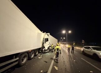 Un herido en un accidente entre dos camiones en la cuesta del cemento