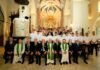 El Betis realiza su tradicional ofrenda floral ante la Virgen del Águila