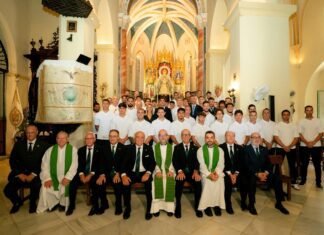 El Betis realiza su tradicional ofrenda floral ante la Virgen del Águila