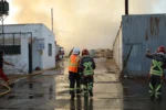Controlado y acotado el incendio en la Red, no afecta a naves colindantes Controlado y acotado el incendio en la Red, no afecta a naves colindantes