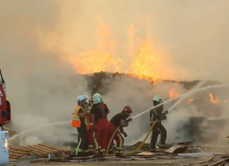 ULTIMA HORA. Arde una nave de madera en el polígono La Red