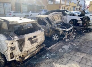 Arden cuatro vehículos en la calle Rafael Beca