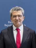 El exalcalde Gutiérrez Limones vuelve a figurar en la lista de candidatos al Senado por el PSOE El exalcalde Gutiérrez Limones vuelve a figurar en la lista de candidatos al Senado por el PSOE
