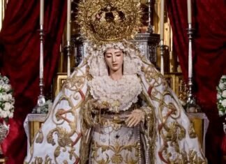 La Virgen del Rosario luce un histórico manto de la Macarena en el Besamanos